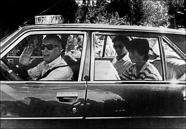 Le président de la république Valéry Giscard d'Estaing conduit sa Peugeot 604, accompagné de sa fille Jacinte et du mari de celle-ci Philippe Guibout, après avoir visité la grotte de Lascaux le 7 août 1980.