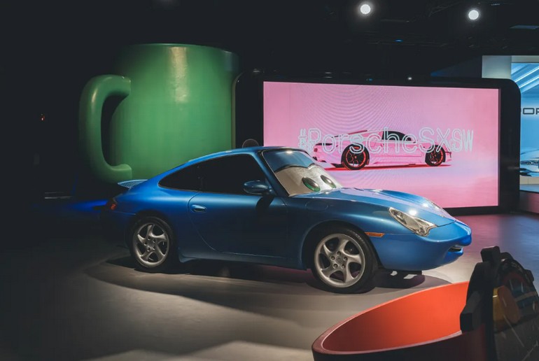 , A voir : Porsche met aux enchères une 911 unique inspirée du film Cars