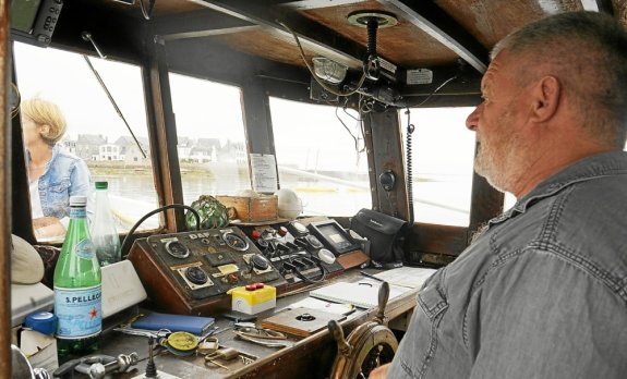 Vincent Lhenoret tient la barre du bateau de traversée entre Loctudy et l'Île-Tudy depuis 5 ans.