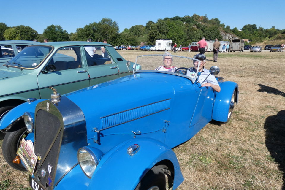 , Information pour les passionnés : À 90 ans, Claude Fleury est toujours passionné de voitures
