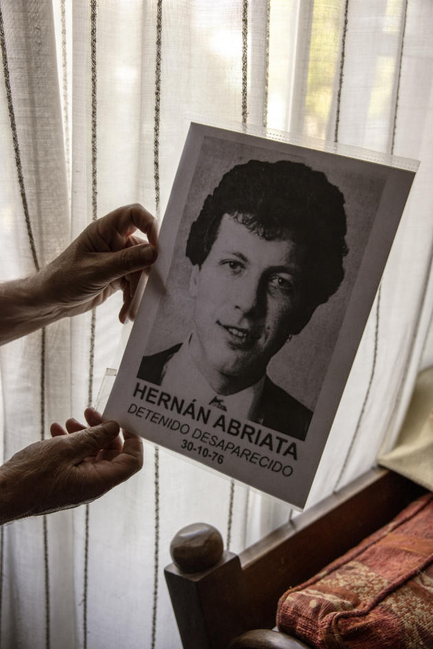 Portrait d’Hernan Abriata, étudiant argentin disparu le 30 octobre 1976, à Hurlingham, dans la province de Buenos Aires, le 8 avril 2022.