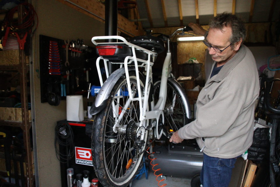 Thierry Pece, en pleine réparation de vélo !