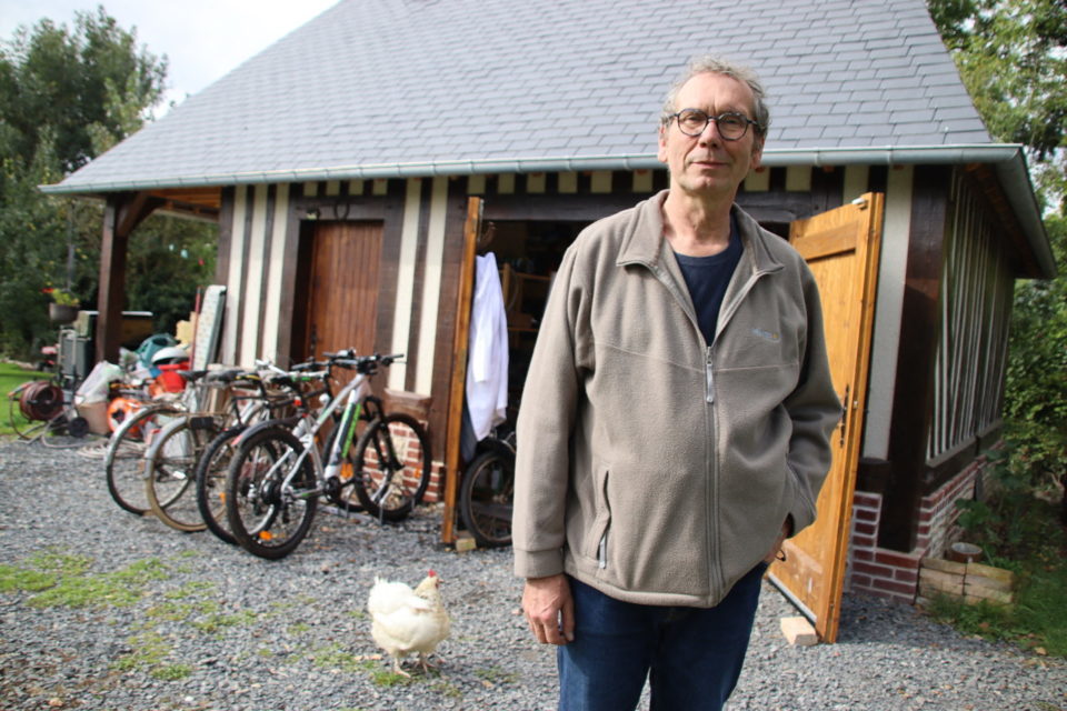 Thierry Pece a aménagé un petit local juste à côté de sa maison pour en faire un véritable atelier de réparations de vélos.