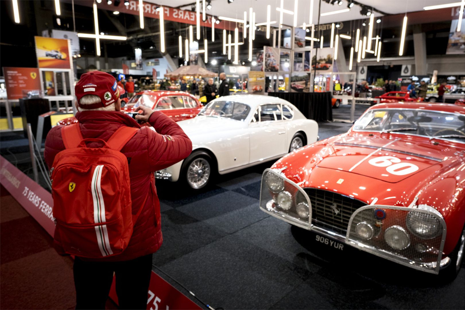  Une vingtaine de voitures sur le stand des 75 ans de Ferrari. Mais beaucoup d’autres, à vendre, dans les 3 halls du salon.