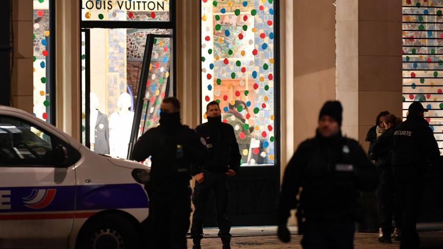La boutique Louis Vuitton, installée dans l’ancien bâtiment du restaurant L’Huîtrière rue des Chats-Bossus, a été cambriolée au petit matin ce vendredi. PHOTO : BAZIZ CHIBANE / LA VOIX DU NORD