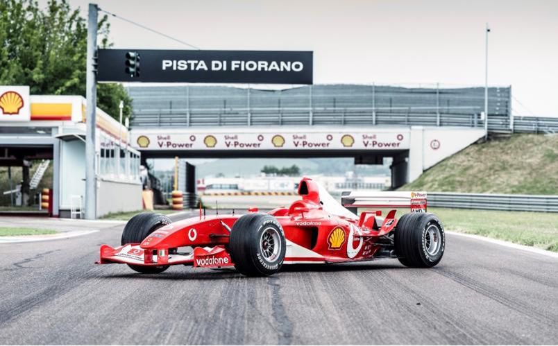 Ferrari complète le Top 3 avec la voiture de F1 F2003-GA de 2003, partie à près de 15 millions de dollars.