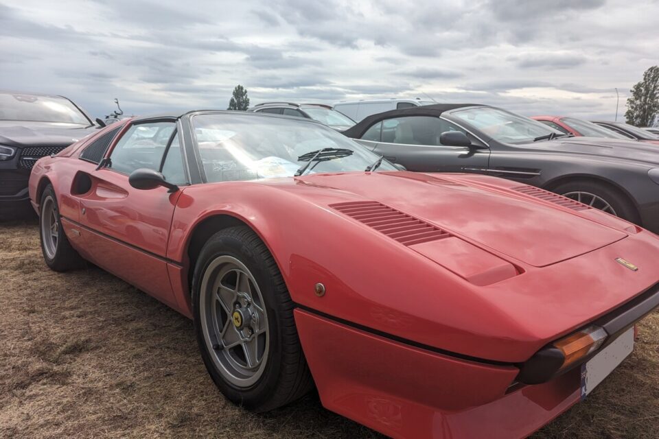 La Ferrari 508 GTS rendue célèbre par la série TV des années 80 Magnum est l'un des nombreux modèles de voitures d'exception que l'on peut voir en Sarthe à l'occasion de Le Mans Classic.