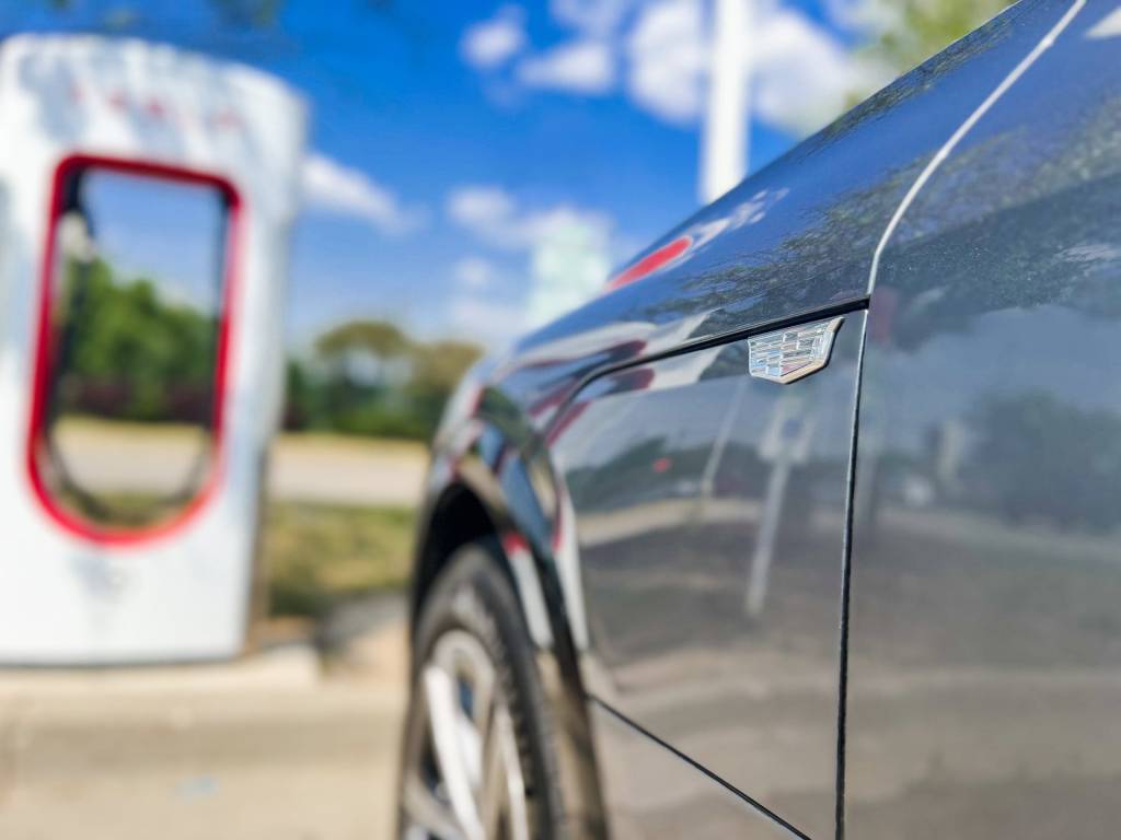 Les véhicules électriques de GM auront accès à Tesla Supercharger en 2024