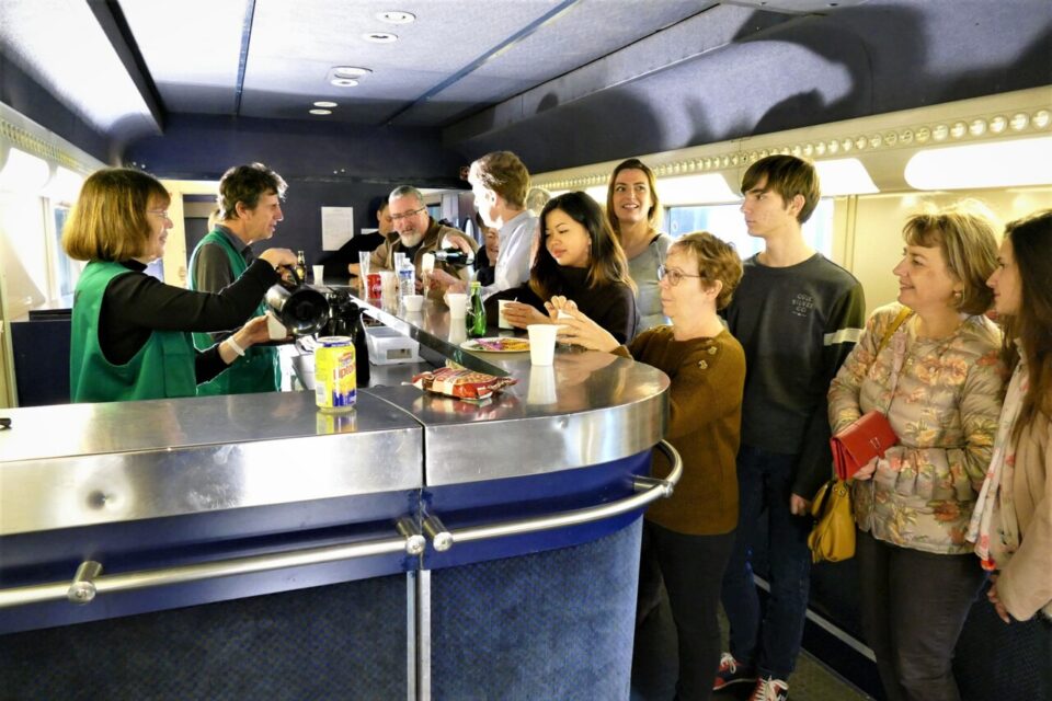 Des passagers profitent d'une voiture-bar à bord d'un train datant de 1965.