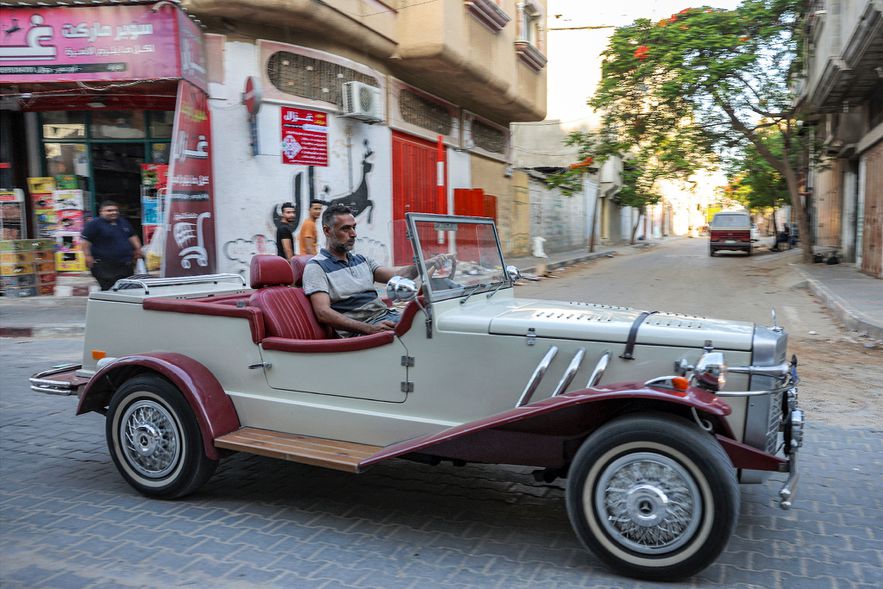Mounir al-Chandi, un passionné de voitures anciennes, conduit sa Gazelle Mercedes-Benz de 1929, le 5 juin 2023 à Gaza