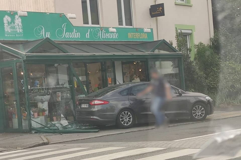 La baie vitrée de la boutique Au Jardin D'Alicante située Rue Châtillon a volé en éclats 
