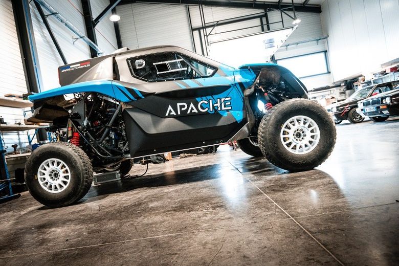 Conçu par Cédric Mazenq, ce petit buggy de catégorie T3 est équipé de quatre roues motrices. Les roues avant sont alimentées électriquement, les roues arrière par un moteur thermique. L’engin prendra le départ du rallye Dakar 2024.