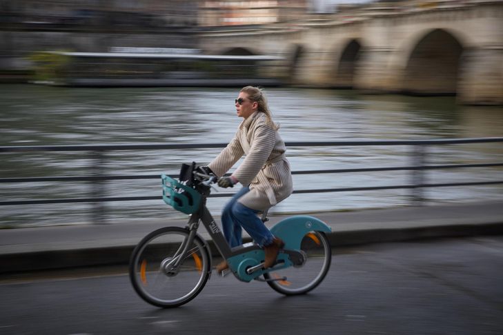 Revue de presse web : A Paris, le vélo a dépassé la voiture comme moyen de transport, se félicite la mairie