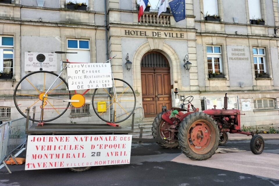Le tracteur publicitaire d'annonce de la manifestation s'est arrêté devant la mairie de Montmirail le 10 avril.